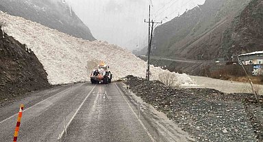 Hakkari-Şırnak yoluna çığ indi