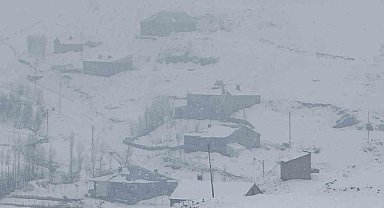 Hakkari'de 6 köy ve 14 mezra yolu ulaşıma kapandı