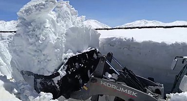 Hakkari'de 7 metreyi bulan karda çalışma