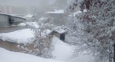Hakkari'de kar yağışı yerini soğuk havaya bıraktı