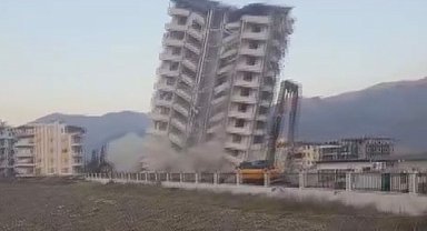Halatla çekilen 11 katlı binanın kağıt gibi yerle bir olduğu anlar kamerada