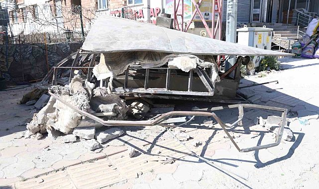Hasarlı binadan vinçle çıkarılmak istenen fırın yere çakıldı: O anlar kamerada