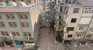 Hasarlı binayı yıkarken sağlam camiye zarar verdiler