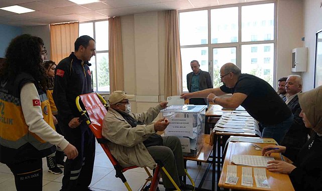 Hasta, yaşlı ve engelliler ambulanslarla sandığa gidiyor
