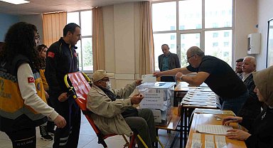 Hasta, yaşlı ve engelliler ambulanslarla sandığa gidiyor