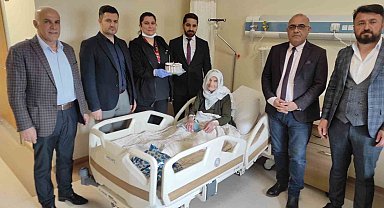 Hastanede tedavi gören 111 yaşındaki Cemile Nine'ye pastalı Kadınlar Günü sürprizi