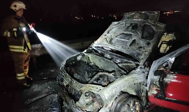 Hatay'da yanan otomobil kullanılmaz hale geldi