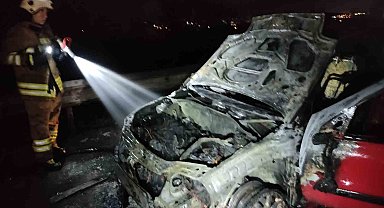 Hatay'da yanan otomobil kullanılmaz hale geldi