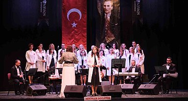 Hekimlerden beyaz önlükleriyle konser