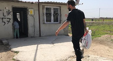 Her gün onlarca aileye yardım kolisi dağıtıyorlar