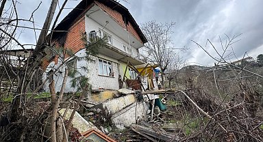 Heyelanda balkonu çöken ev boşaltıldı