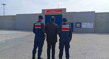 Hırsızlık suçundan aranan şahsı jandarma yakaladı
