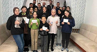 Hisarcık'ta ezbere şiir okuma yarışmasında dereceye giren öğrenciler ödüllendirildi