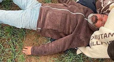 Hurda elektronik ürün yüklü kamyonet devrildi, 2 kişi yaralandı