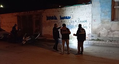 Husumetli oldukları şahsı bacağından vurup kaçtılar