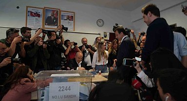 İBB Başkan Adayı Ekrem İmamoğlu, oyunu ailesiyle birlikte kullandı