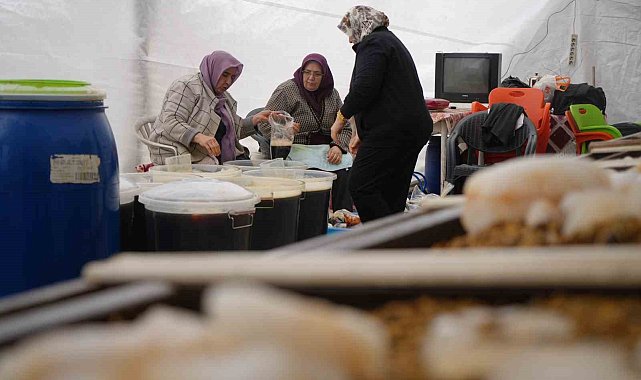 İftar sofralarının vazgeçilmez içeceği meyan şerbeti için yoğun mesai