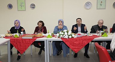 İftar sofrasında huzurevi sakinleriyle buluştu