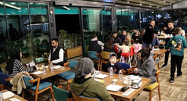 İftar sonrası tatlıcılara akın ediyorlar