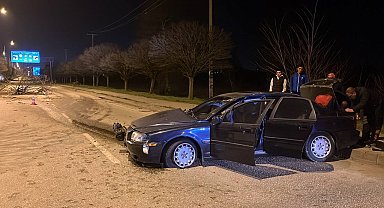İki ağacı kökünden söken otomobil, karşı şeride uçtu: Sürücünün burnu bile kanamadı