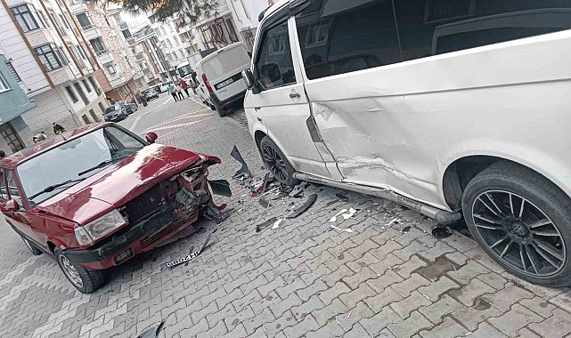 İki araca çarpan otomobil sürücüsü olay yerinden böyle kaçtı