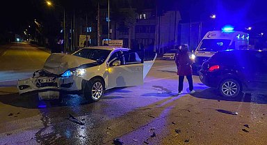 İki otomobil çarpıştı: 1 yaralı