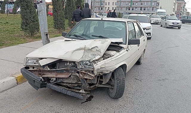İki otomobil çarpıştı: 1 yaralı