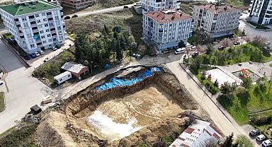 İnşaat temel kazısında oluşan yarıklar büyüdü, vatandaşlar 'acil önlem' bekliyor