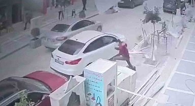 İnşaattan düşen kapının gencin kafasına düşme anı güvenli kamerasına yansıdı