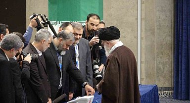 İran Dini Lideri Hamaney, Tahran'da oyunu kullandı