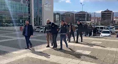 İş adamını otomobiline bindiği sırada gasp ettiler
