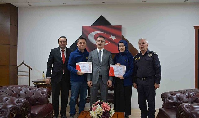 İş yerinde buldukları altın kolyeyi 69 gün iz sürerek sahibine ulaştırdılar