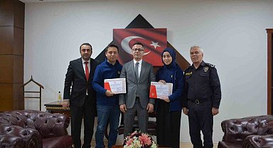 İş yerinde buldukları altın kolyeyi 69 gün iz sürerek sahibine ulaştırdılar