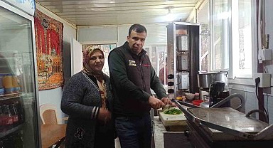 İş yerleri yıkılan depremzede çift, el ele verip tekrar iş yeri açtı