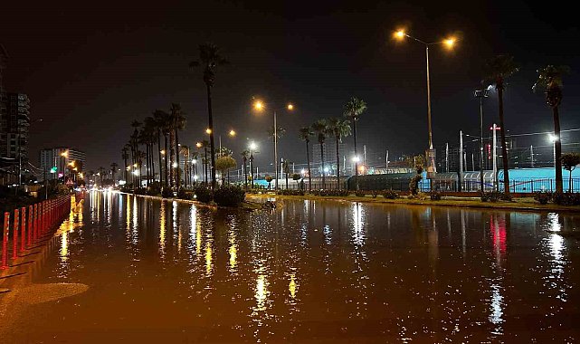 İskenderun'da şiddetli yağışla birlikte caddeler göle döndü