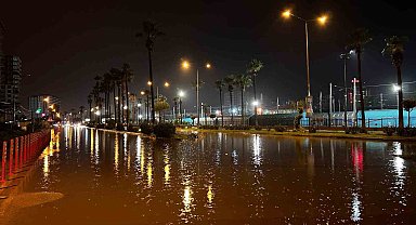 İskenderun'da şiddetli yağışla birlikte caddeler göle döndü