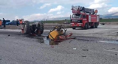 Isparta'da otomobil traktörle çarpıştı: 1'i ağır 4 yaralı