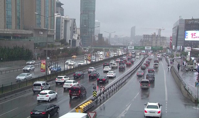 İstanbul Anadolu Yakasında sağanak yağış etkisini gösterdi