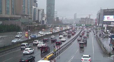 İstanbul Anadolu Yakasında sağanak yağış etkisini gösterdi