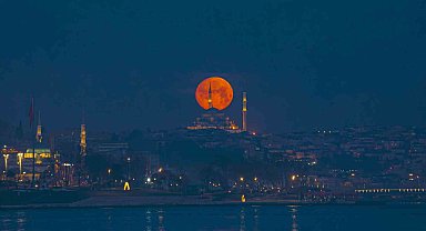 İstanbul'da eşsiz dolunay manzarası mest etti
