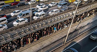 İstanbul'da metrobüs kuyruğundaki zorlu yolculuklar devam ediyor