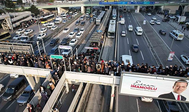 İstanbul'da metrobüs kuyruğuyla denk gelen seçim afişi