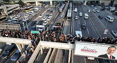 İstanbul'da metrobüs kuyruğuyla denk gelen seçim afişi