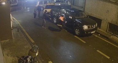 İstanbul'da sokak ortasında silahlı saldırı kamerada: Yürüyüşünü beğenmediği için bacaklarından vurdu
