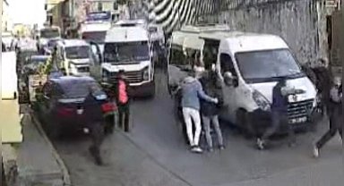 İstanbul'da trafikte "neden bana çarptın" dayağı kamerada: 5 kişi baba ve oğlunu dövdü