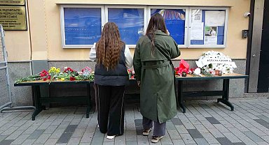 İstanbul'daki Rus vatandaşlar konsolosluk binası önüne çiçek bıraktı