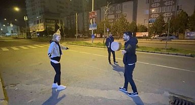 İşten çıkan gençler ramazan davulu eşliğinde oynadı