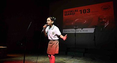 İstiklal Marşı'nı ezbere okuyan öğrenci büyük beğeni topladı