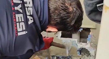 İtfaiye ekipleri sıkışan yavru kediyi böyle kurtardı