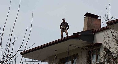 İtfaiyenin çalışmasını, tehlikeye aldırmadan çatıdan izledi